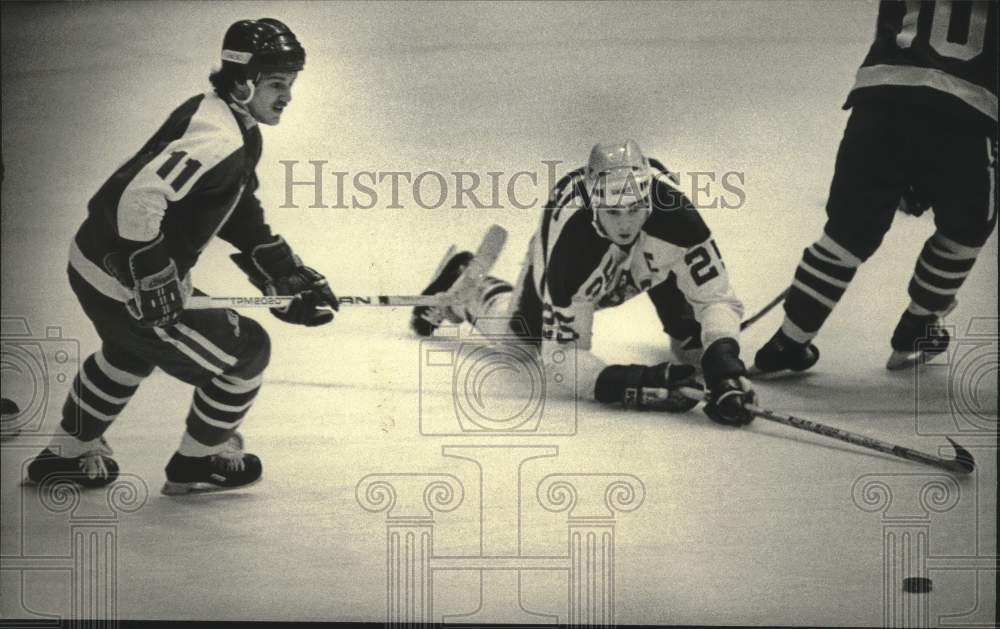 1985 Press Photo Brent Jarrett and Admirals' Florent Robidoux went for puck.- Historic Images