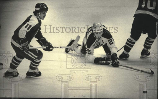 1985 Press Photo Brent Jarrett and Admirals' Florent Robidoux went for puck.- Historic Images
