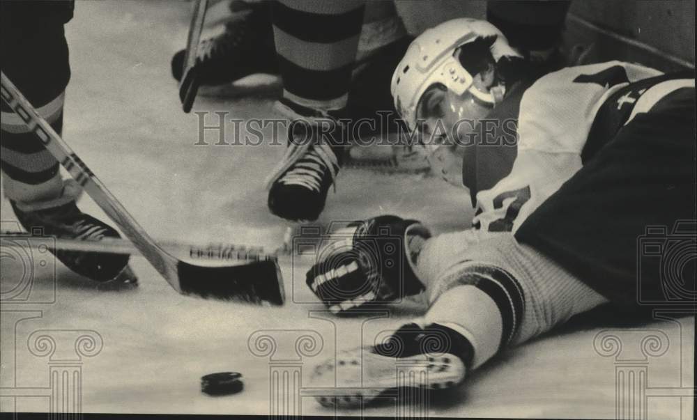 1985 Press Photo Admiral&#39;s Phil Patterson of the Admirals watches puck go away.- Historic Images