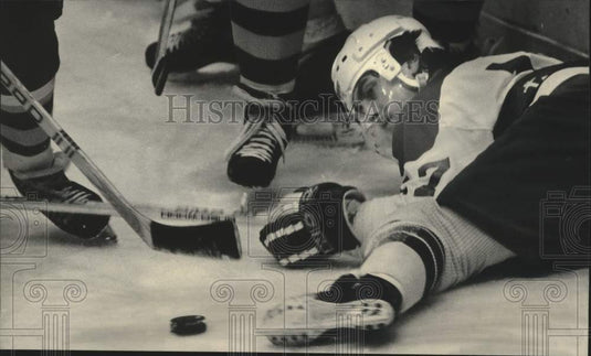 1985 Press Photo Admiral's Phil Patterson of the Admirals watches puck go away.- Historic Images