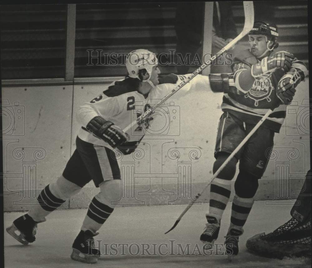 1985 Press Photo Admiral&#39;s Darrell Anholt (L) swings at Peoria&#39;s Dave MacQueen.- Historic Images