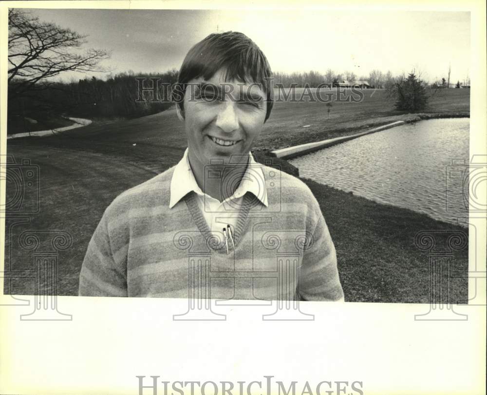 1981 Press Photo Larry Tiziani At Home At Squires Golf Club In Port Washington- Historic Images