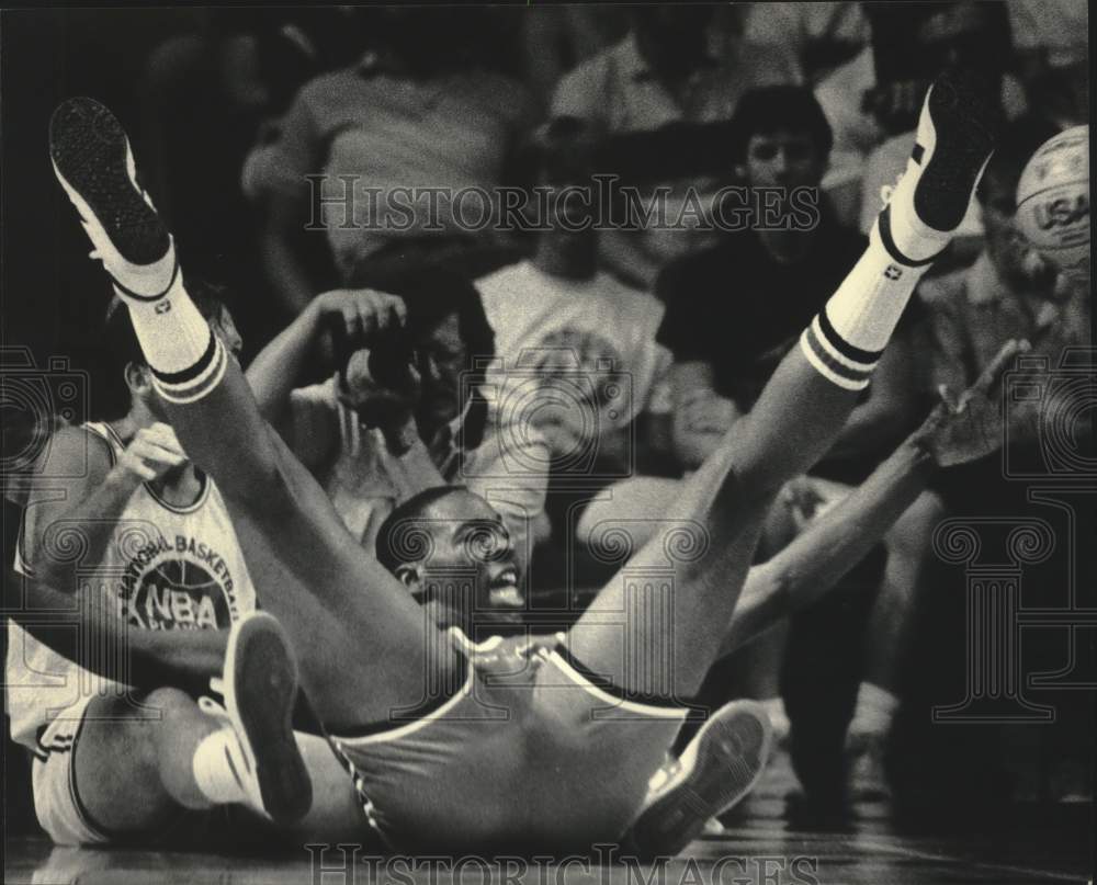 1984 Press Photo Wayman Tisdale Goes Down With Mike Dunleavy While Passing Ball- Historic Images