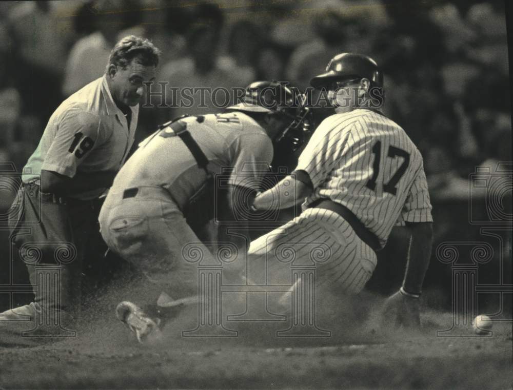 1987 Press Photo Jim Gantner Slid Safely Past Oakland Catcher Terry Steinbach- Historic Images