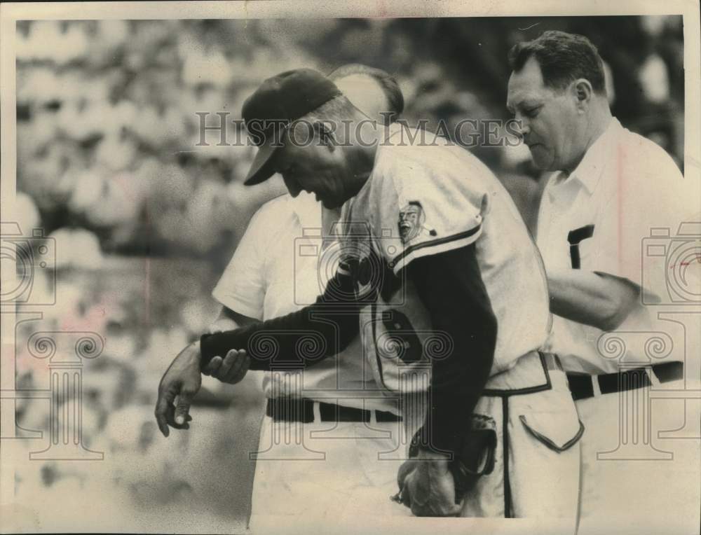 1950 Press Photo During old timers game Brewers' Heinz Becker took a spill- Historic Images