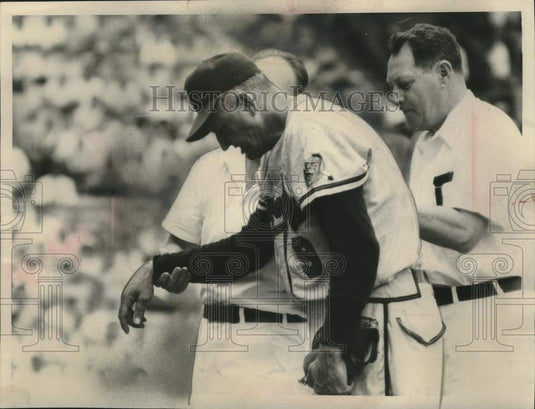 1950 Press Photo During old timers game Brewers' Heinz Becker took a spill- Historic Images