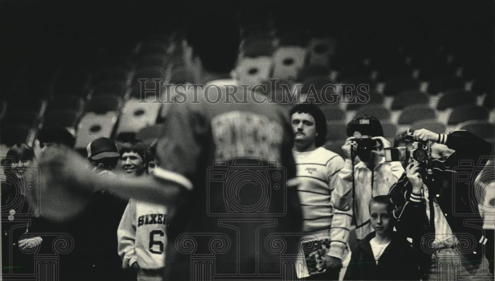 1987 Press Photo Fans gathered during pregame to Julius Erving in Milwaukee.- Historic Images