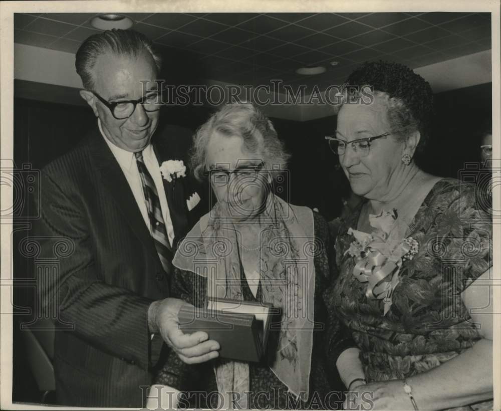 1962 Press Photo Journal employee Faye McBeath celebrates 50 years of service- Historic Images