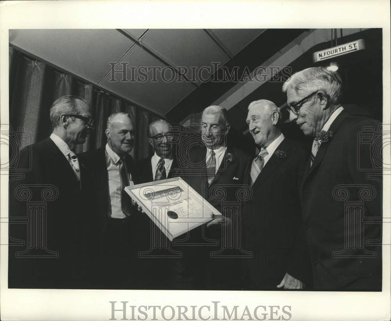 Load image into Gallery viewer, 1971 Press Photo Wisconsin Hall of Fame inducted six new members at the arena
