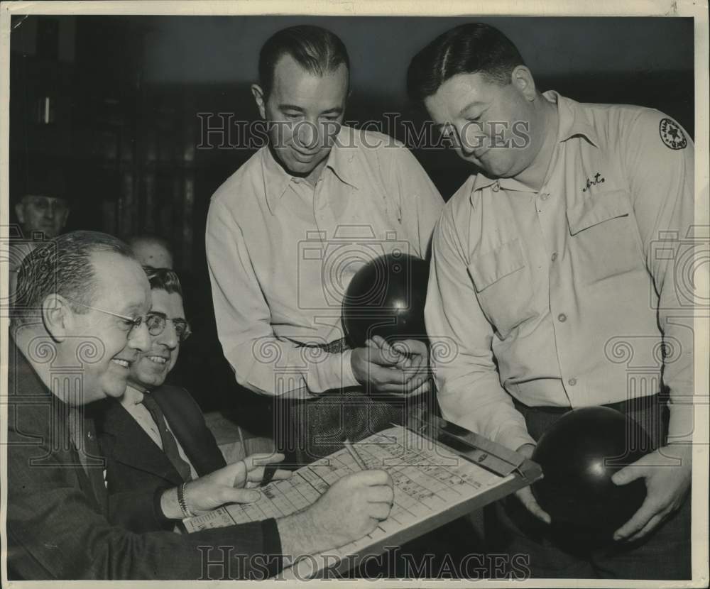 1944 Press Photo Clarence Jonen jotting down scores in Milwaukee District finals- Historic Images