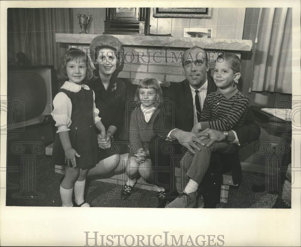 1965 Press Photo Packers kicker Don Chandler with wife Patricia and their kids.- Historic Images