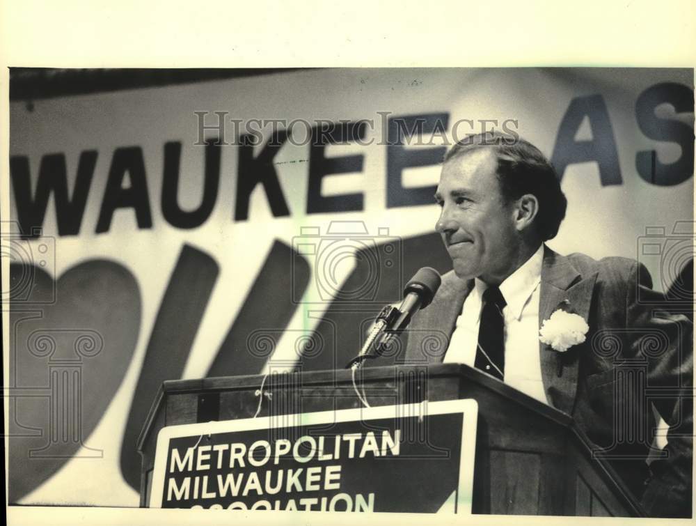 1987 Press Photo Tom Trebelhorn Throws Jollies To Crowd At Play Ball Luncheon- Historic Images