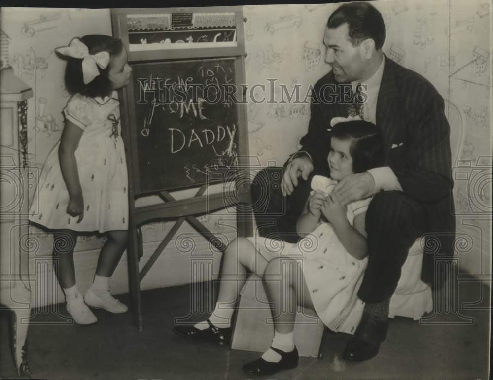 1939 Press Photo Daughters Show Father Jack Dempsey Welcome Sign On Blackboard- Historic Images