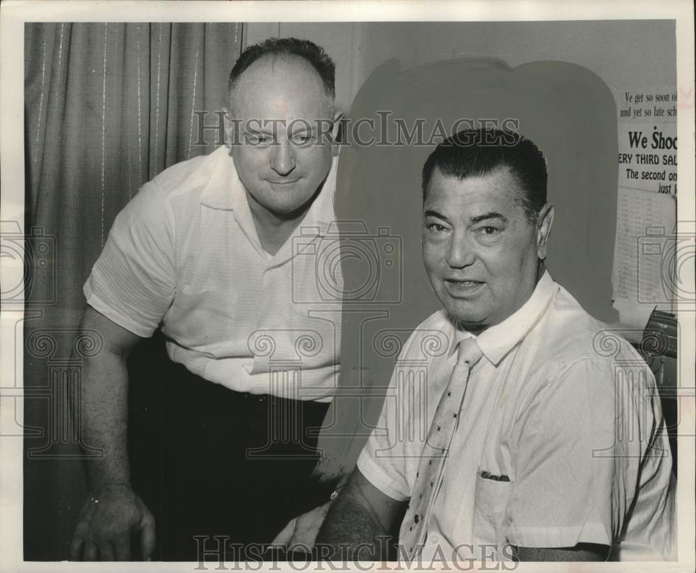 1960 Press Photo Boxing Referee Jack Dempsey With Johnny Hein In Milwaukee- Historic Images