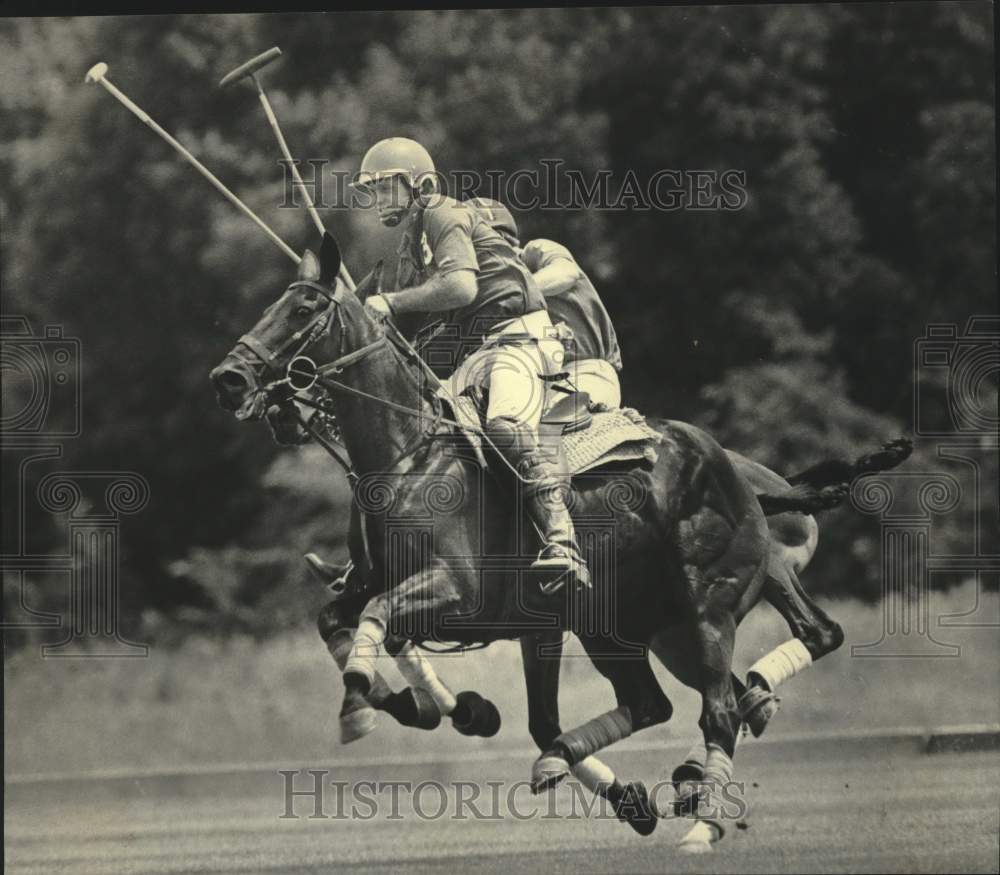 1983 Press Photo Robin Uihlein Races Toward Ball During Semifinal, Uihlein Field- Historic Images