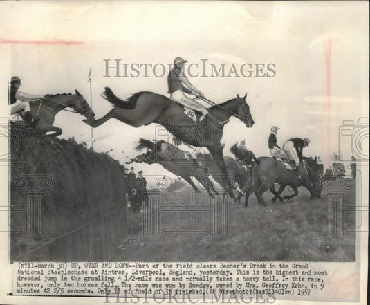 1957 Press Photo Horses Clear Becher's Brook In Steeplechase At Liverpool- Historic Images