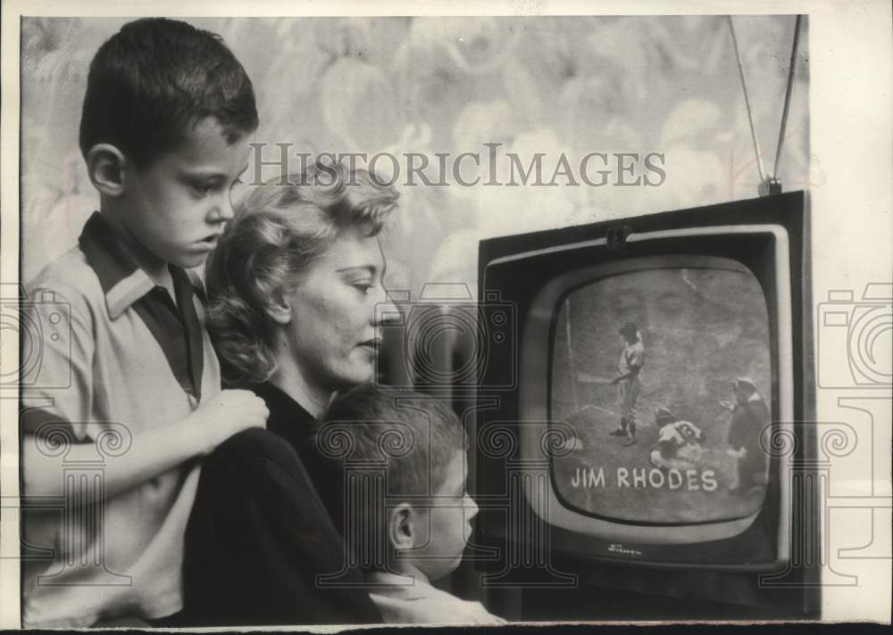 1954 Press Photo Jim Rhodes' Family Watch The Big Star Bat On Television At Home- Historic Images