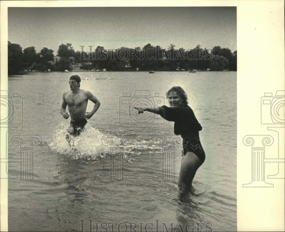 1986 Press Photo Official Points Kim Niedhofer To The Bike Race During Triathlon- Historic Images