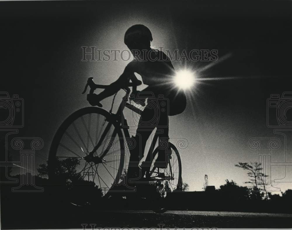 1988 Press Photo A participant rode bike in triathlon at Okauchee Lake Resort.- Historic Images