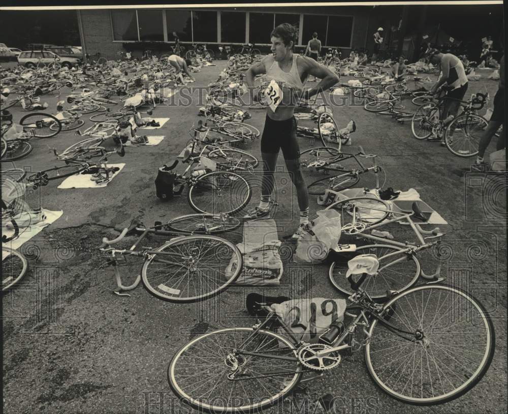 1987 Press Photo Jeff Miscikowski, 18, got ready for bike race after the swim.- Historic Images