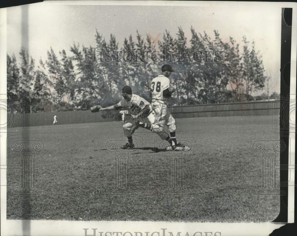 1956 Press Photo Frank Torre reaching to catch ball but runner is safe.- Historic Images