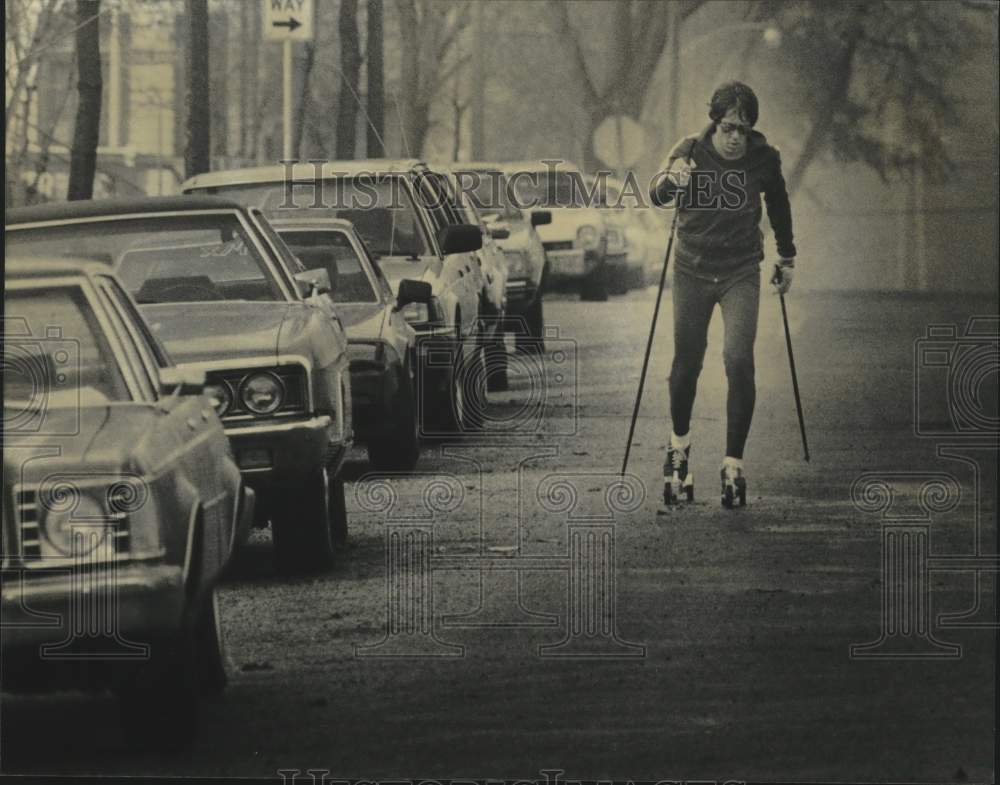 1982 Press Photo Jerry Kegel roller skied down East Belleview Place, Milwaukee.- Historic Images
