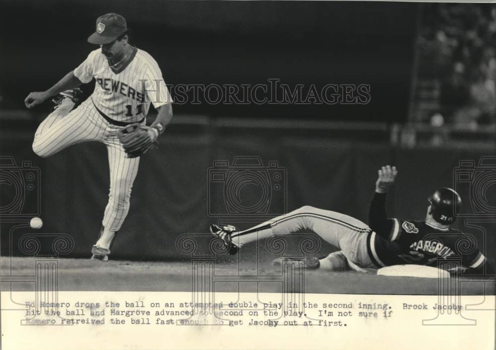 1985 Press Photo Ed Romero Drops Ball While Hargrove Advances To Second On Play- Historic Images