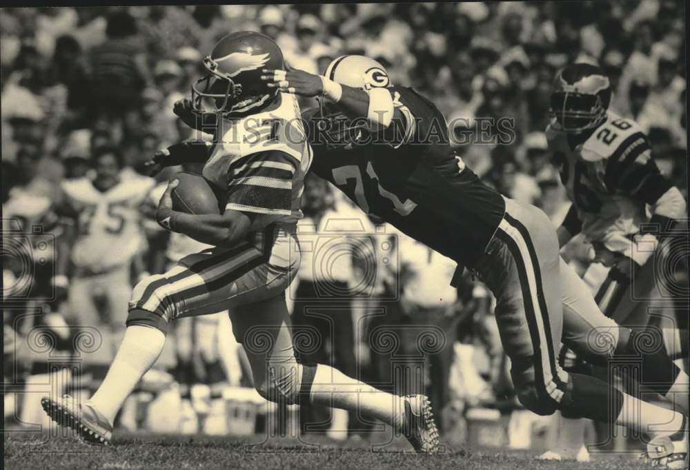 1983 Press Photo Packers' Cleveland Crosby Sacks Eagles' Ron Jaworski- Historic Images
