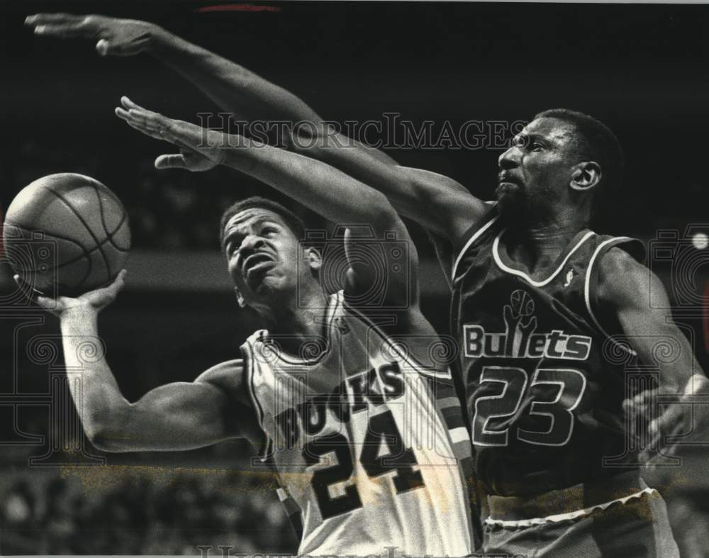 1990 Press Photo Bucks&#39; Jay Humphries Gets Shot Up Against Charles Jones- Historic Images