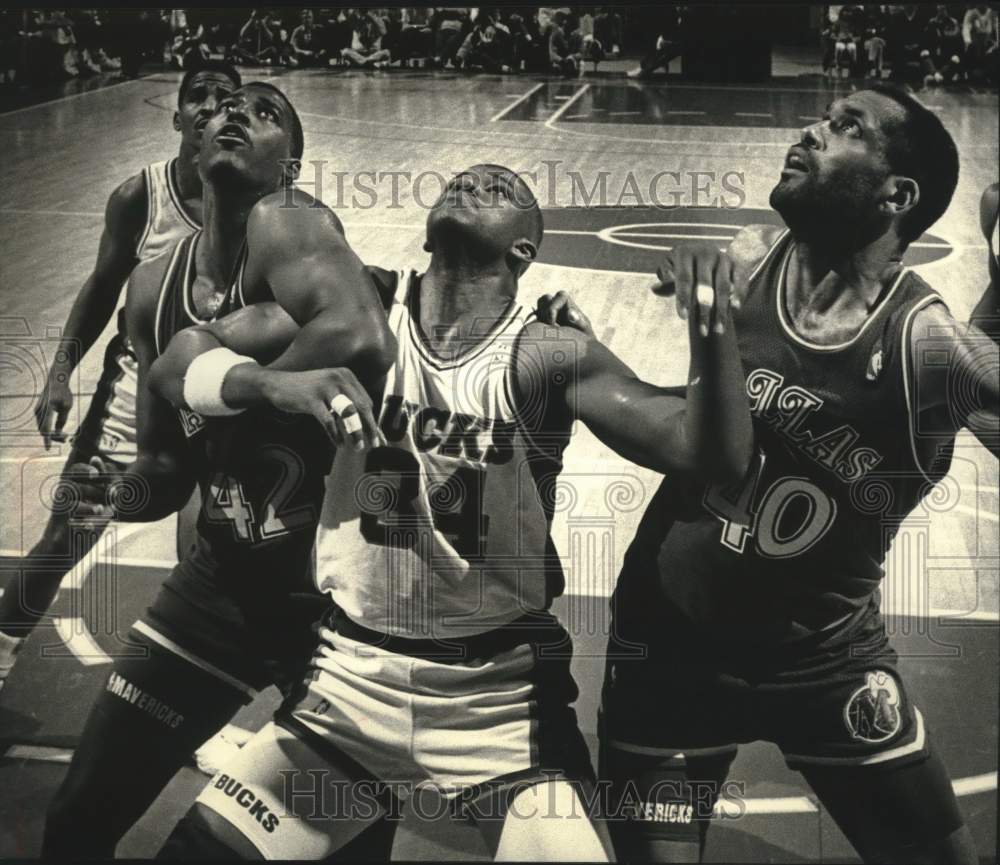 1990 Press Photo Bucks And Mavericks Players Wait For Rebound At Bradley Center- Historic Images