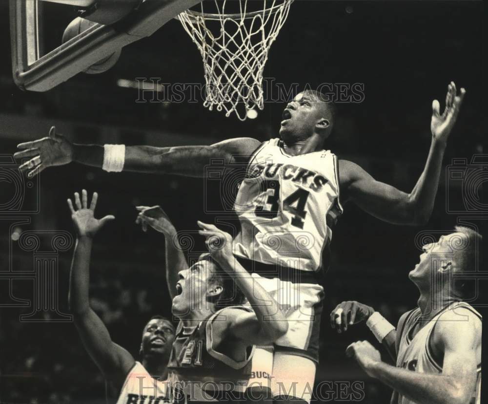 1990 Press Photo Bucks&#39; Greg Anderson Jumps Above Competition At Bradley Center- Historic Images