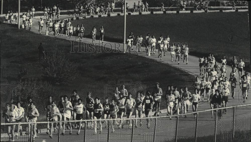 1979 Press Photo Hundreds of runners on Swan Boulevard in Mayfair Marathon.- Historic Images