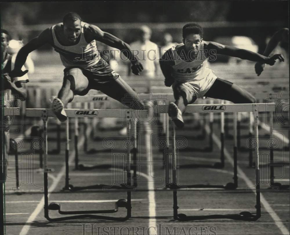 1988 Press Photo Fred Freeman And Lance Knuckles Jump Last Hurdle At Oak Creek- Historic Images