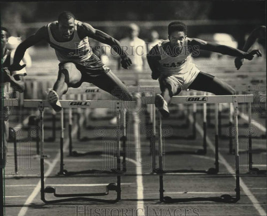 1988 Press Photo Fred Freeman And Lance Knuckles Jump Last Hurdle At Oak Creek- Historic Images