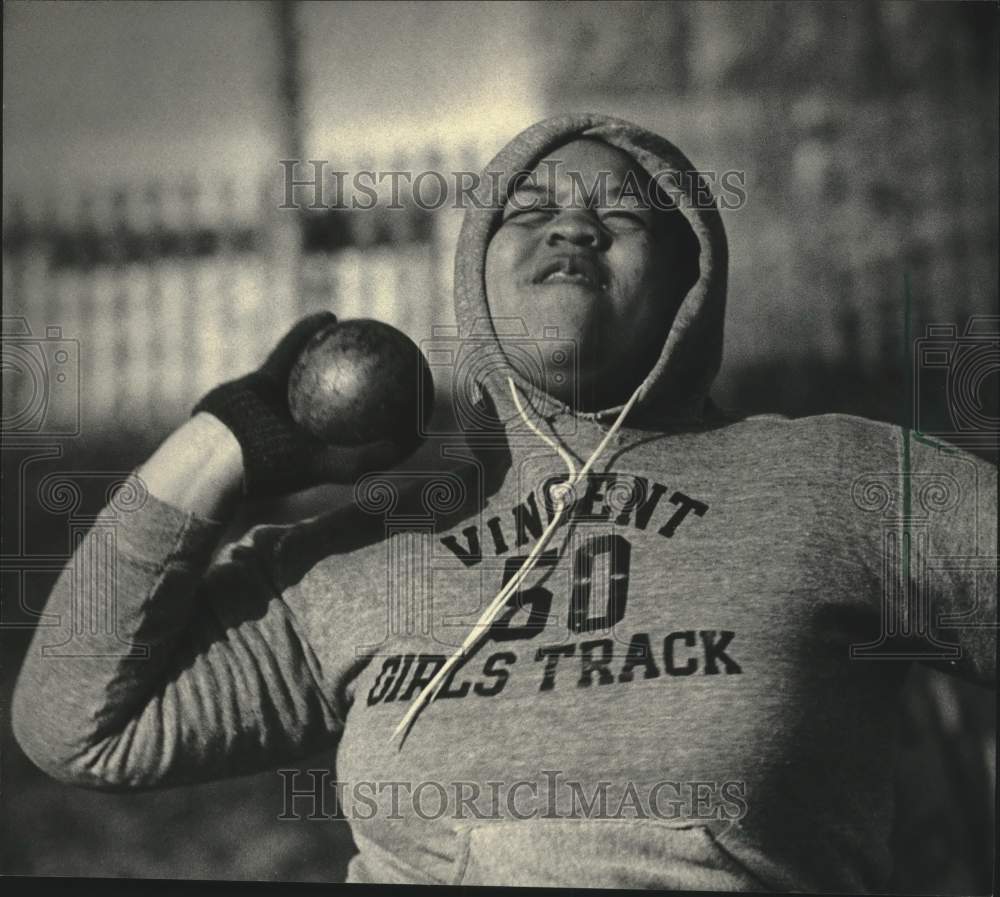 1983 Press Photo Patricia Robinson Puts Shot For Vincent At South Stadium Meet- Historic Images