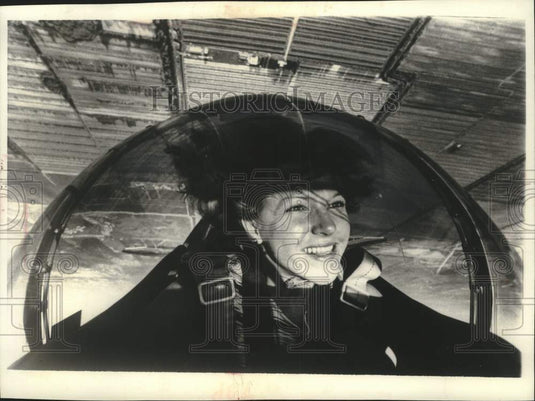 1974 Press Photo Paula Trahan Flies Upside-Down Over Terrain Near Palm Beach- Historic Images
