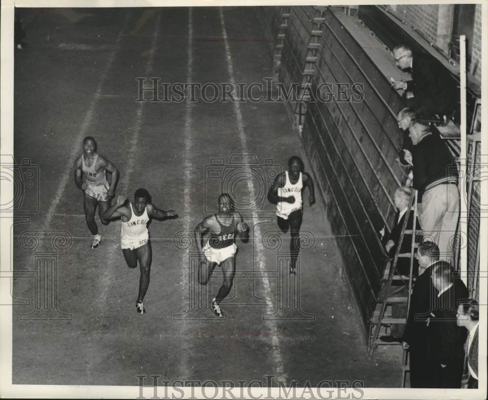 1964 Press Photo Tight Race In City Conference Track Meet At Baker Field House- Historic Images