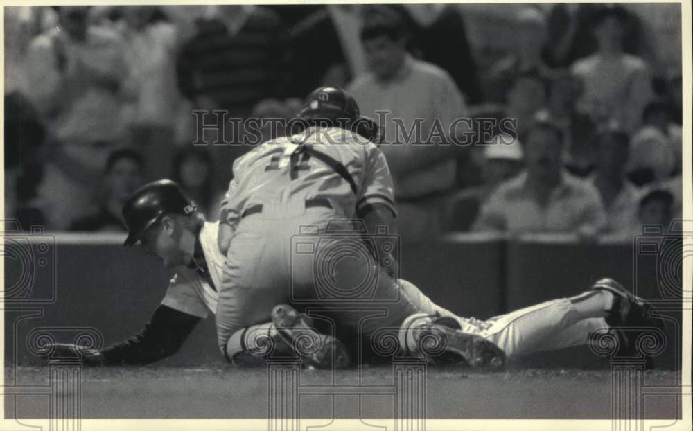 1992 Press Photo Scott Cooper Is Out On Throw From Pat Listach At Fenway Park- Historic Images