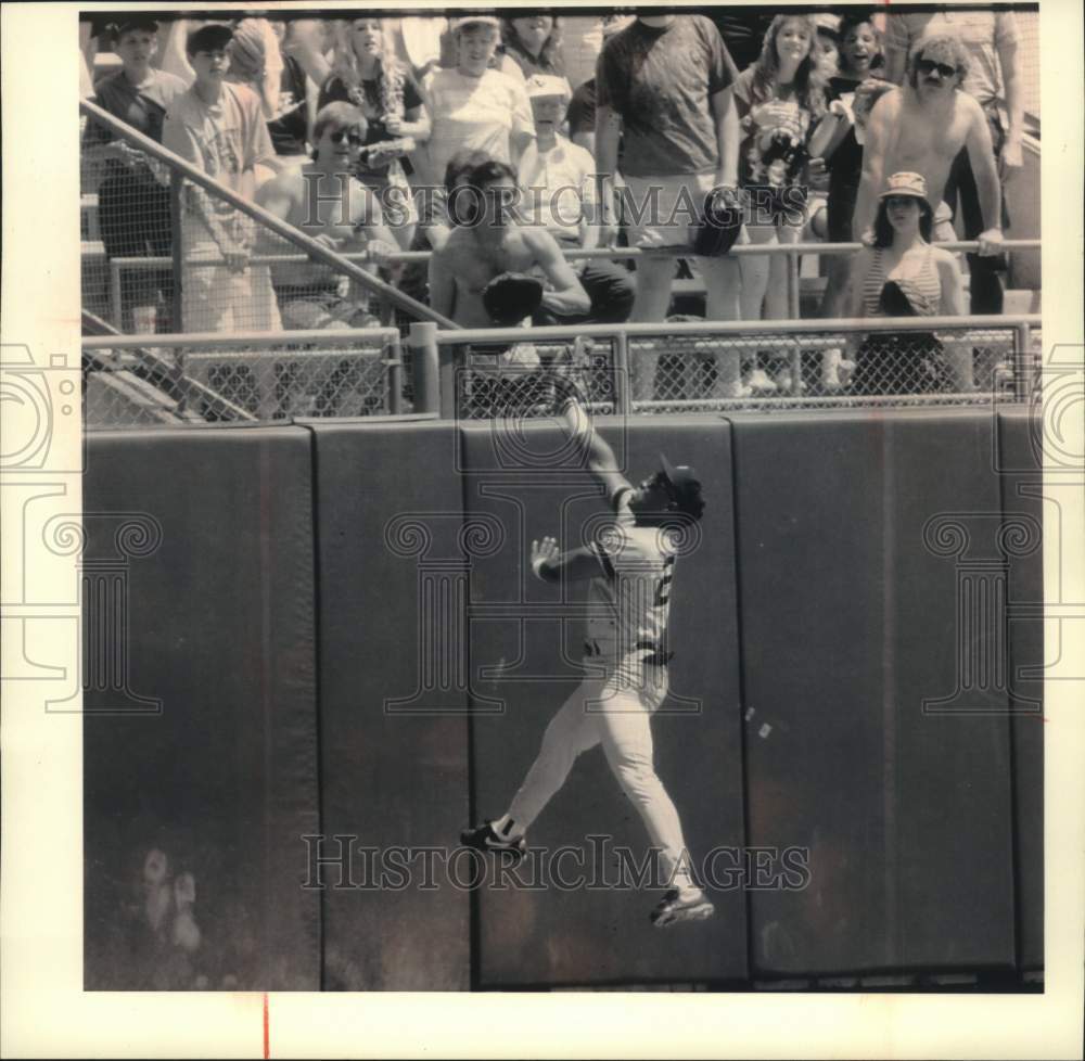 1992 Press Photo Mel Hall Makes Leaping Catch On A Drive At County Stadium- Historic Images