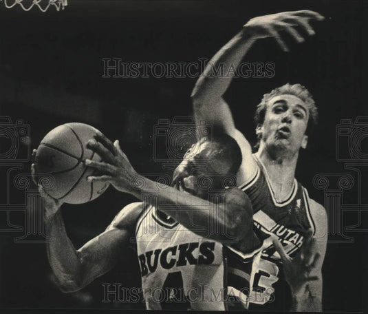 1989 Press Photo Buck's Sidney Moncrief gets ball and Mark Eaton's elbow.- Historic Images