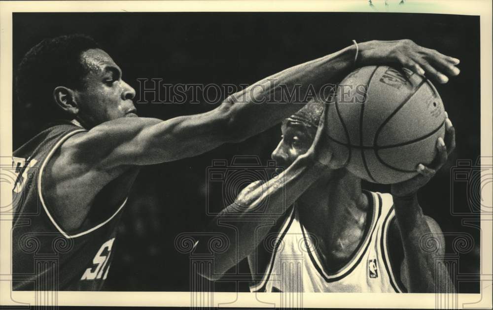 1988 Press Photo Sixer's Maurice Cheeks battles Buck's Sidney Moncrief in lose.- Historic Images