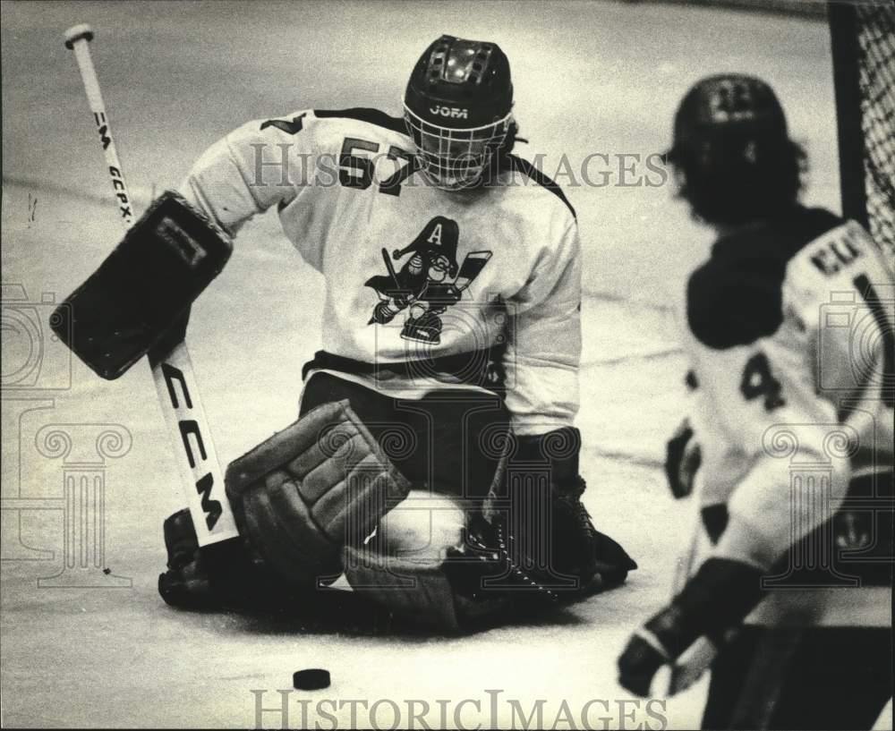 1982 Press Photo Flint&#39;s Fontaine Scores Goal Past Milwaukee&#39;s Rich Sirois- Historic Images