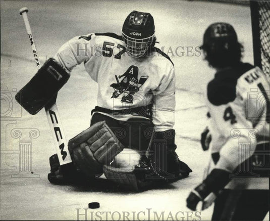 1982 Press Photo Flint's Fontaine Scores Goal Past Milwaukee's Rich Sirois- Historic Images