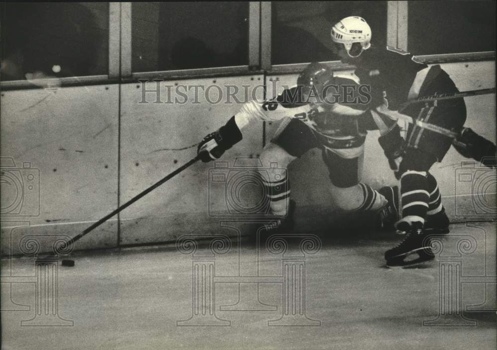 1982 Press Photo Milwaukee's Pat Rabbitt Gets Pinned by Muskegon Player- Historic Images