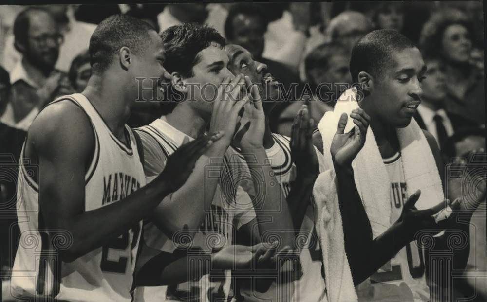 1988 Press Photo Marquette University basketball players cheer from bench, WI- Historic Images
