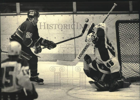 1987 Press Photo shot blocked by Milwaukee Admirals Hockey goalie Rob Hallard- Historic Images