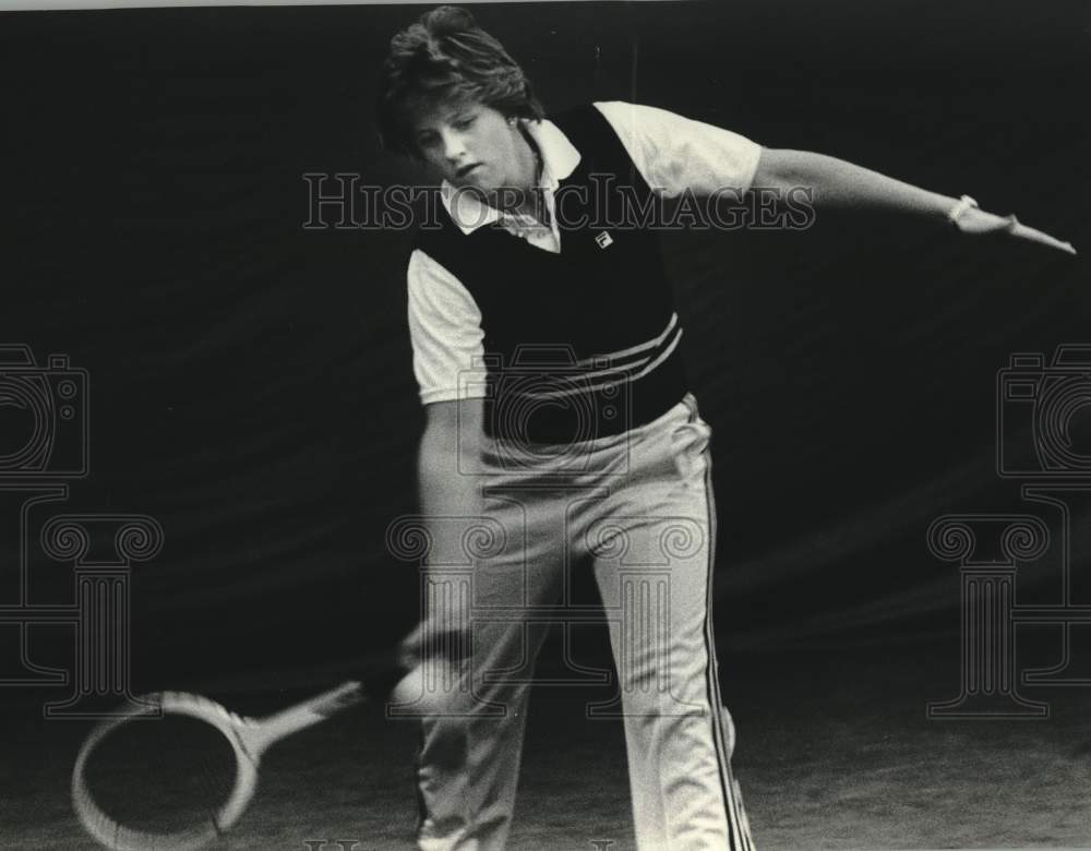 1980 Press Photo Marquette University Tennis Player, Mary Cornell returns ball- Historic Images