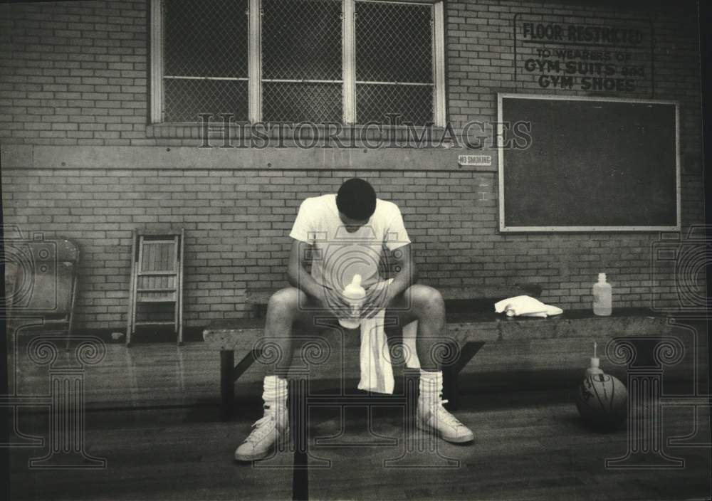 1980 Press Photo Marquette University basketball player takes a break, Wisconsin- Historic Images