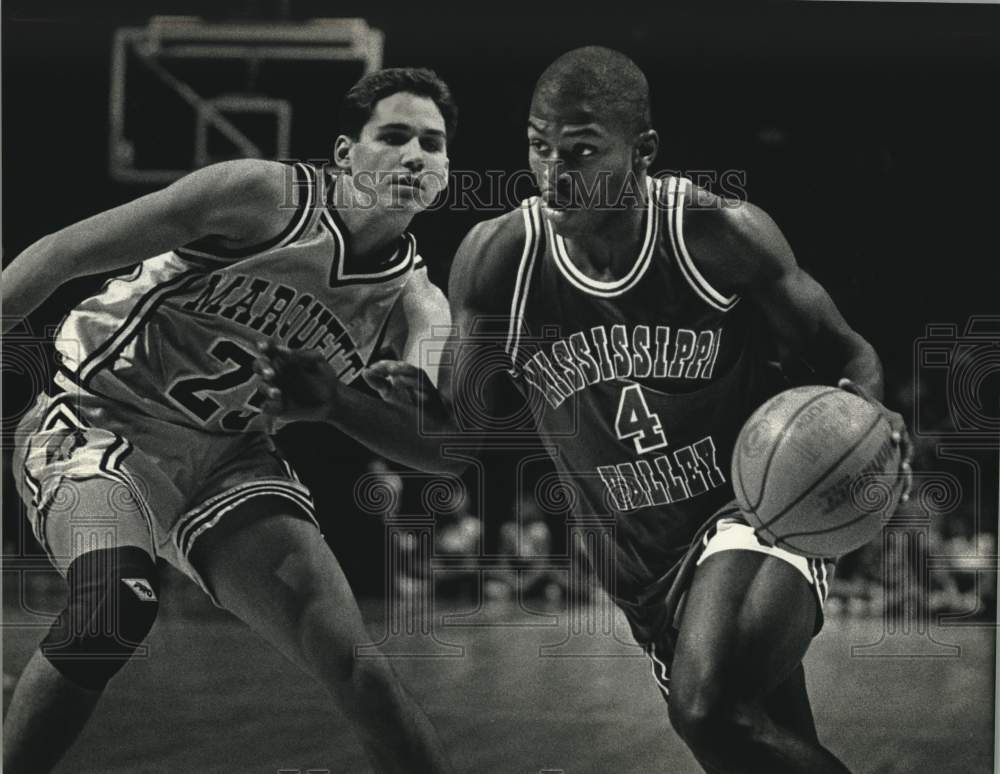 1990 Press Photo Warrior&#39;s Anglavar, Delta Devil&#39;s Ford In College Basketball- Historic Images