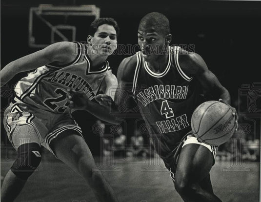 1990 Press Photo Warrior's Anglavar, Delta Devil's Ford In College Basketball- Historic Images